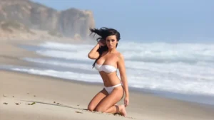 Красивые девушки на диком пляже фото
