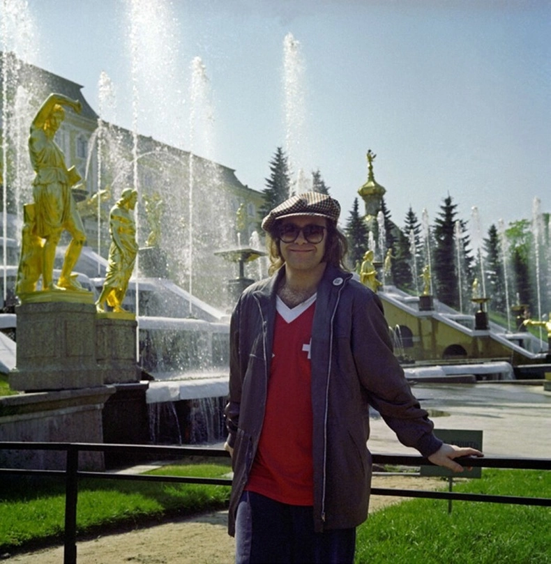 "Рафик" скорой помощи около гостиницы "Москва".