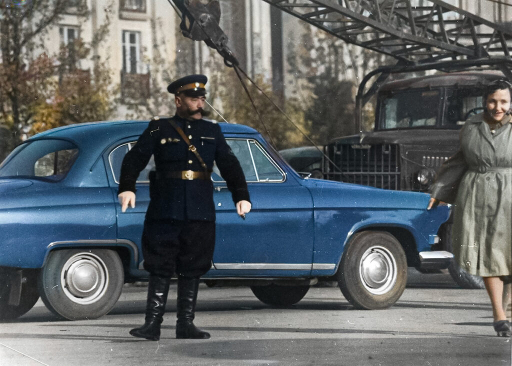 Постовой старшина Садык Касымов у гостиницы Ташкент. Узбекская ССР, 1962 – 1966 год.