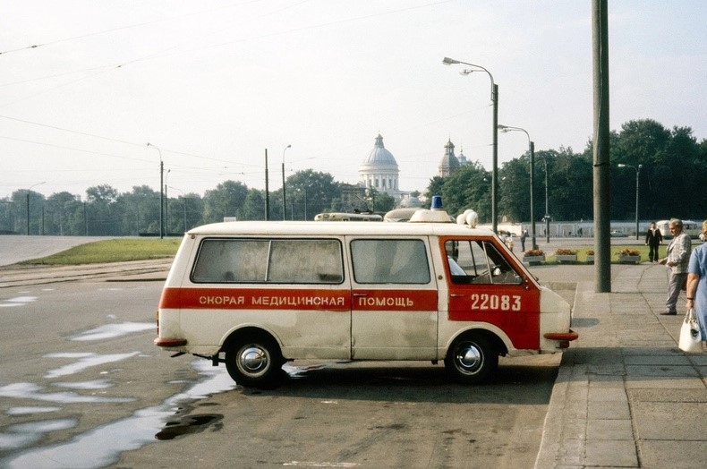 "Рафик" скорой помощи около гостиницы "Москва".