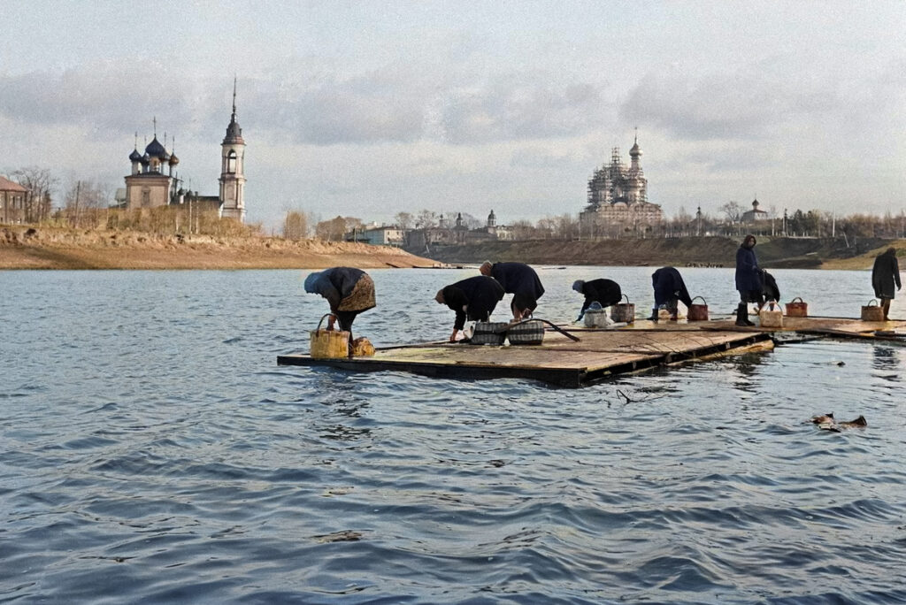 Женщины полощут бельё в реке. Вологда, 1966 год.